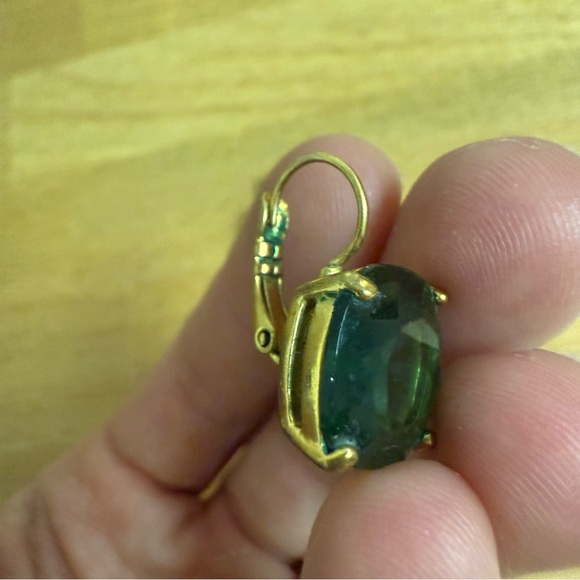 Green gem with gold tone hoop medium earrings - Picture 3 of 4